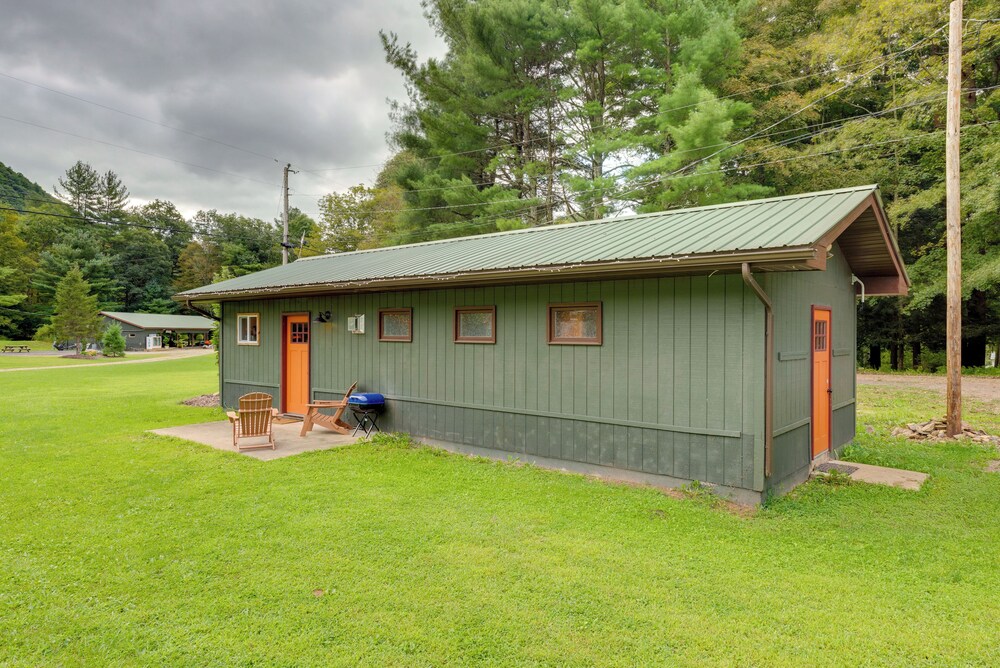 Deluxe Cabin A at Elk Creek Escape: Pet Friendly! view 4