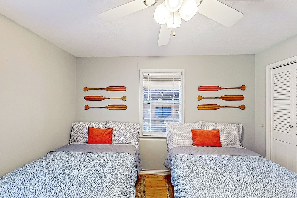 2BR Dog-friendly Home Near Lake w/ Fire Pit