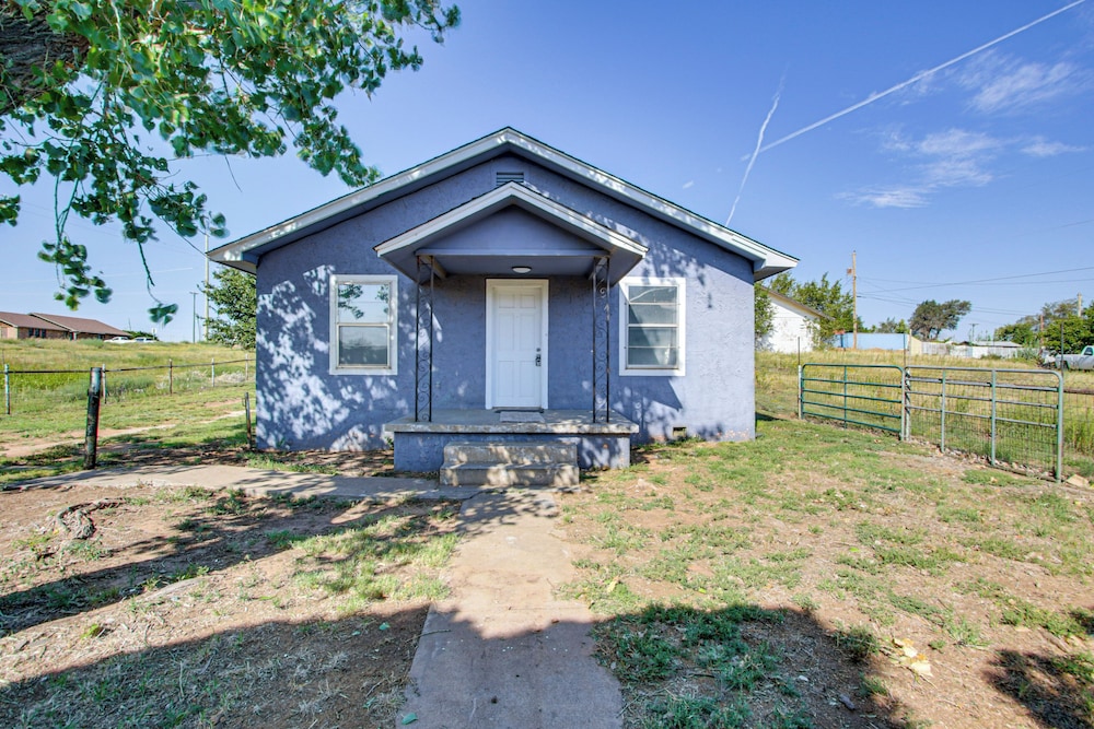 2 Mi to Phillips 66 Refinery: Home w/ Yard