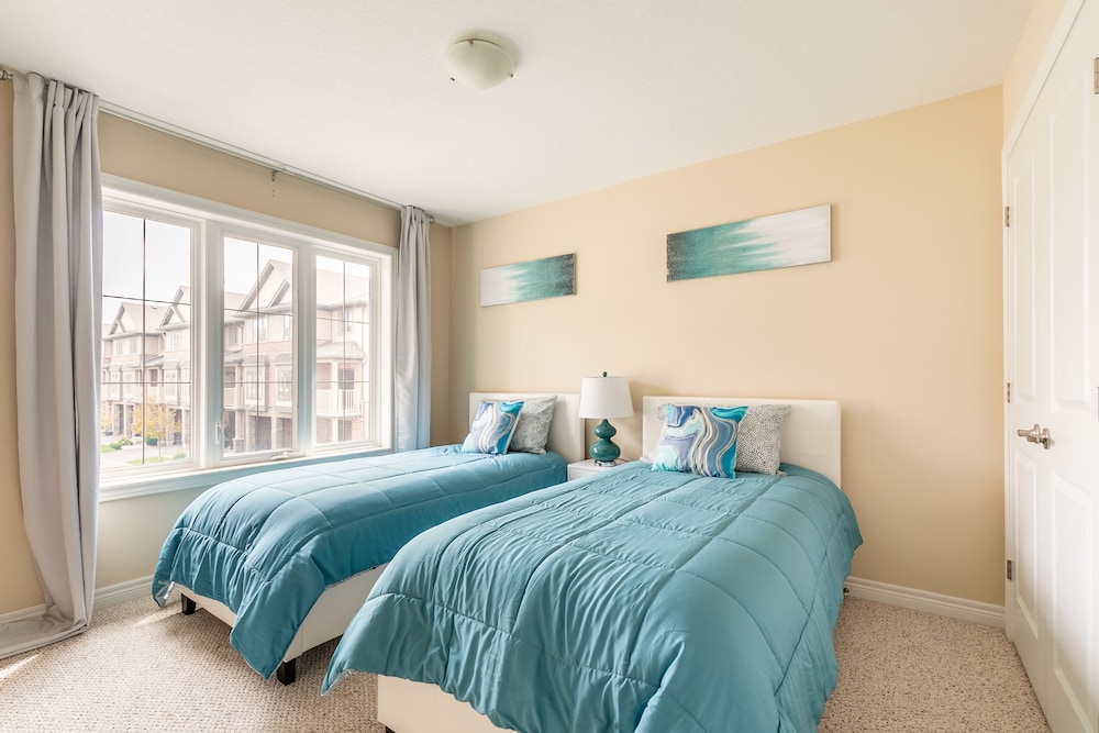 Modern 3BR 2BA Townhome in Lakeshore