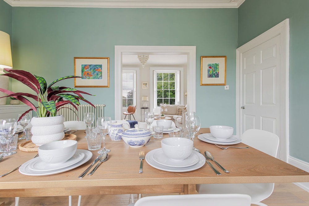 Elegant Townhouse&Basement in Leamington