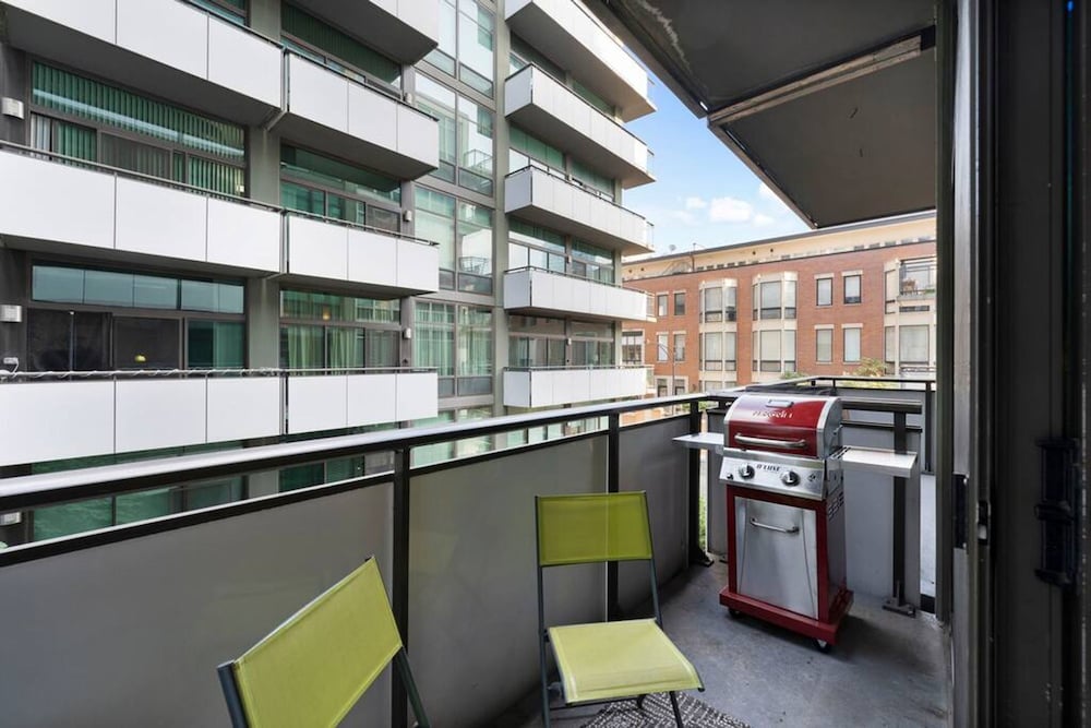 Sleek 2 Bed 2 Bath Condo in Trendy Fulton Market