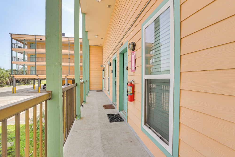 Walk to Beach: Pool-view Condo in Galveston!