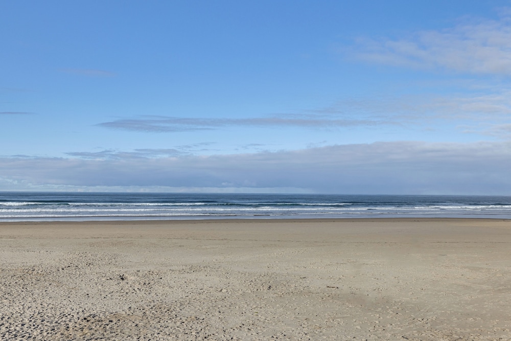 Quaint Rockaway Beach Gem: Walk to Shore!
