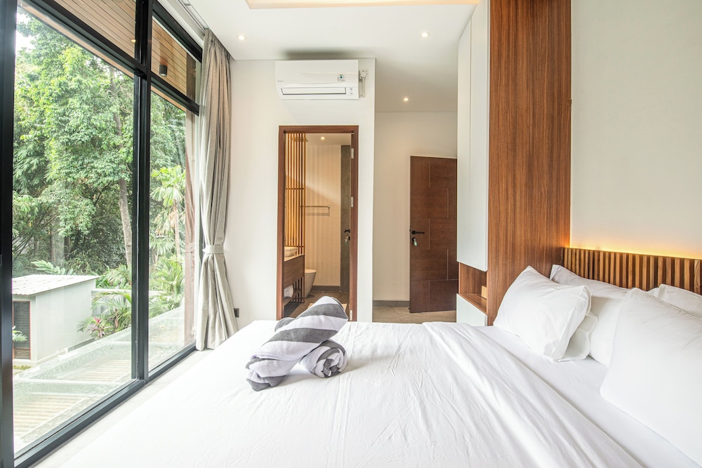 Elegant 5BR Canggu Villa 400m to Pristine Beach