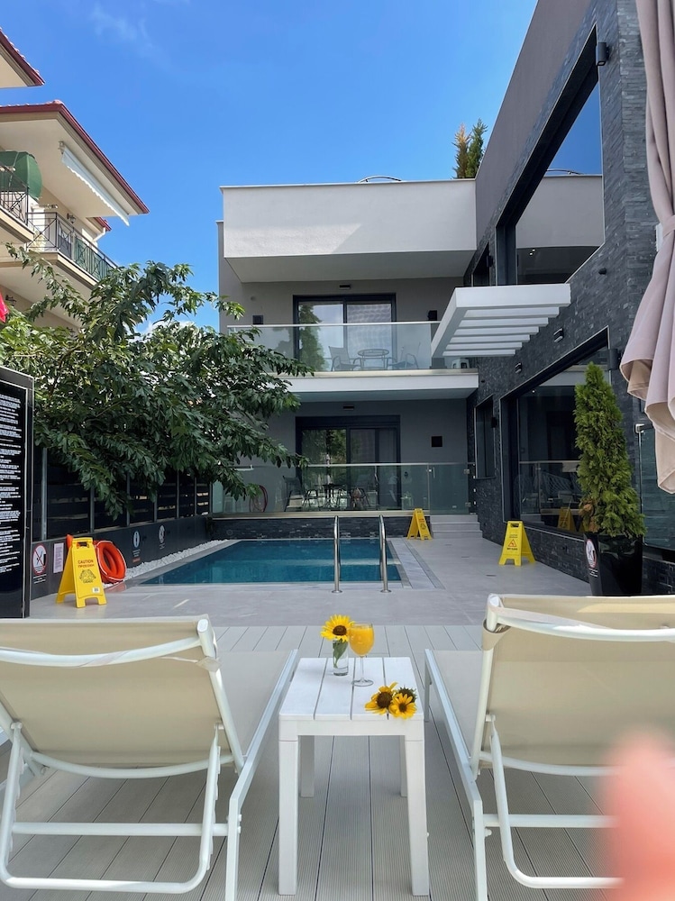 LUXSUITES