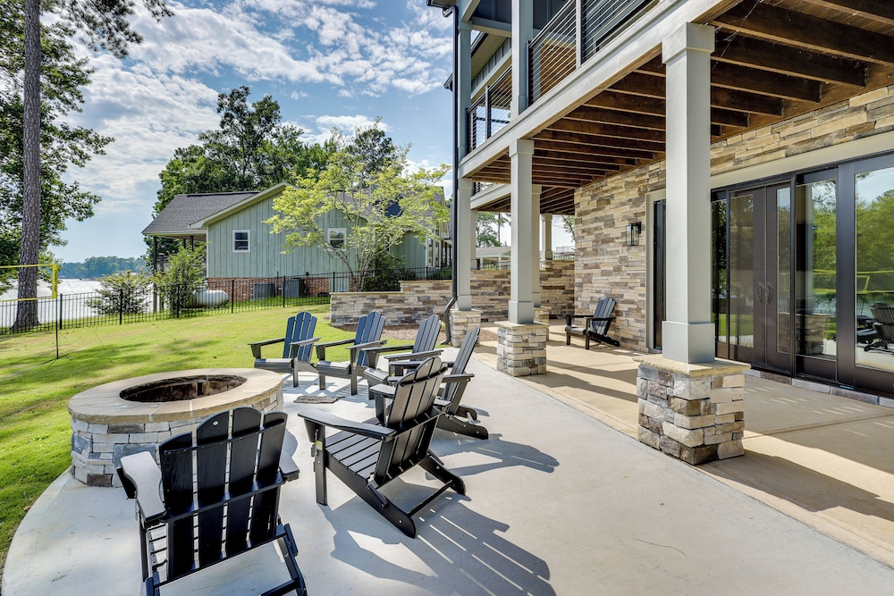 Dock + Views: Spacious Lake Sinclair Retreat
