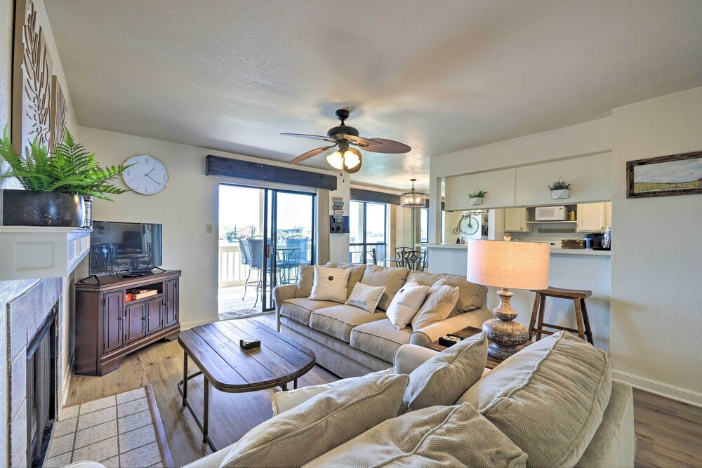 Waterfront Condo With Balcony Dock Access - Property Image 21