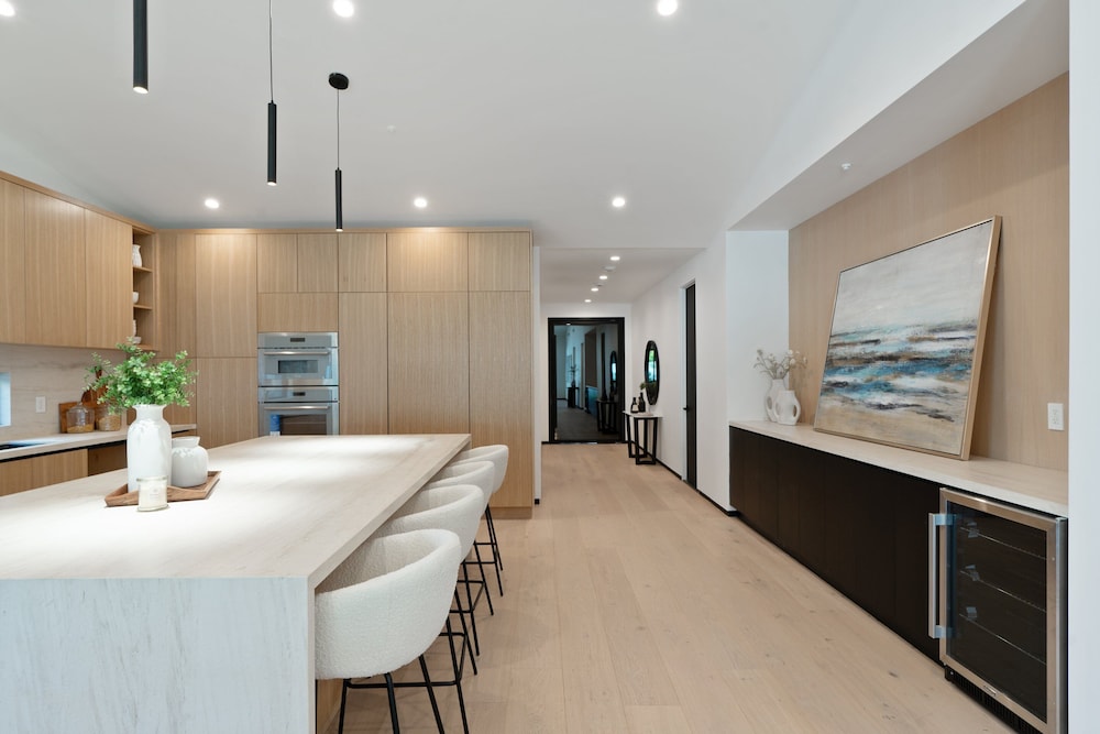 Noble Modern - Urban Sanctuary in Sherman Oaks With Poolside and Patio
