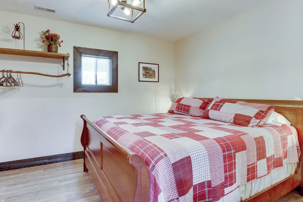 6 Mi to Main Street: Dog-friendly Home in Dover!