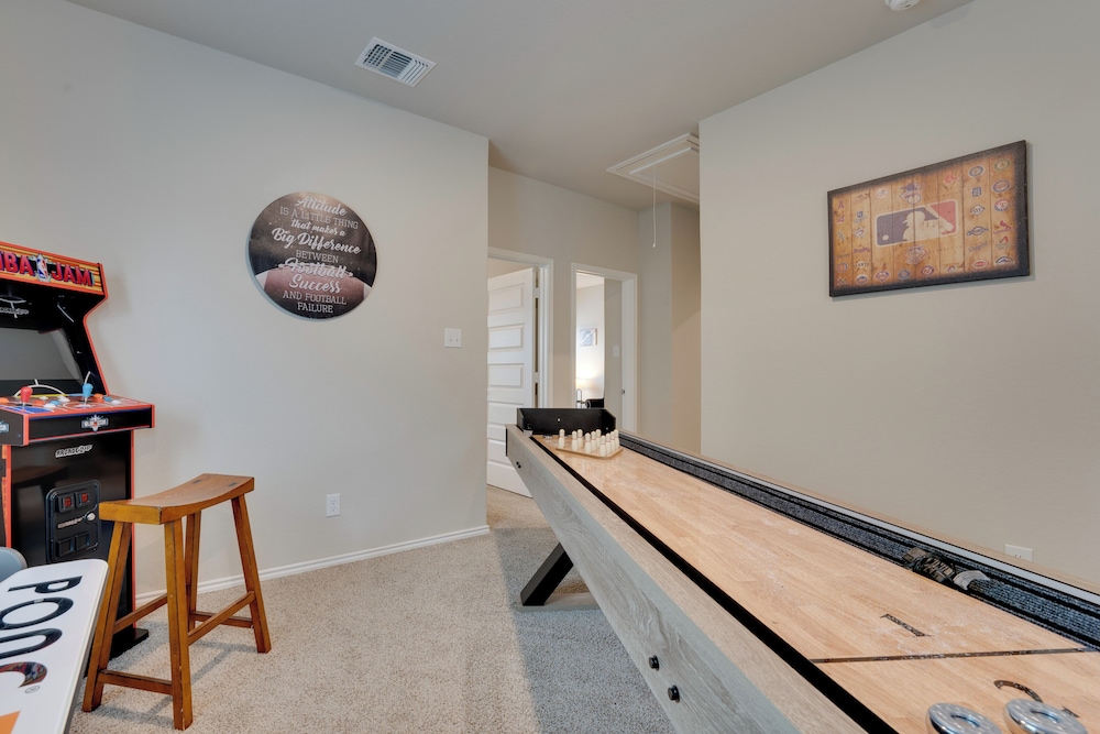 6 Mi to Lackland Afb: Hot Tub, Pool & Game Room!