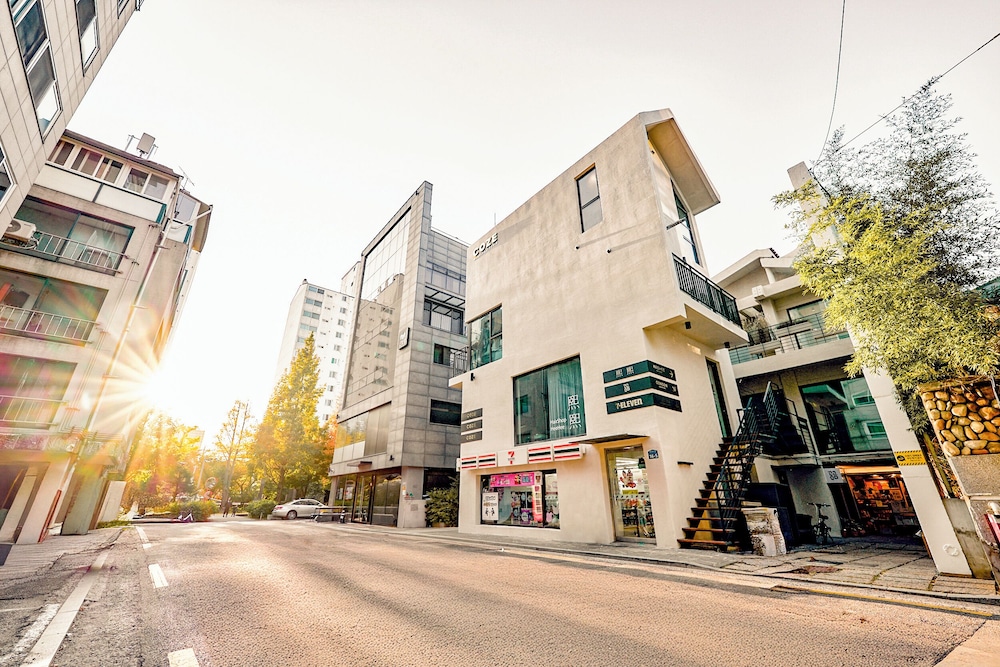 L9 Tailor Serviced Home near Hongik Univ
