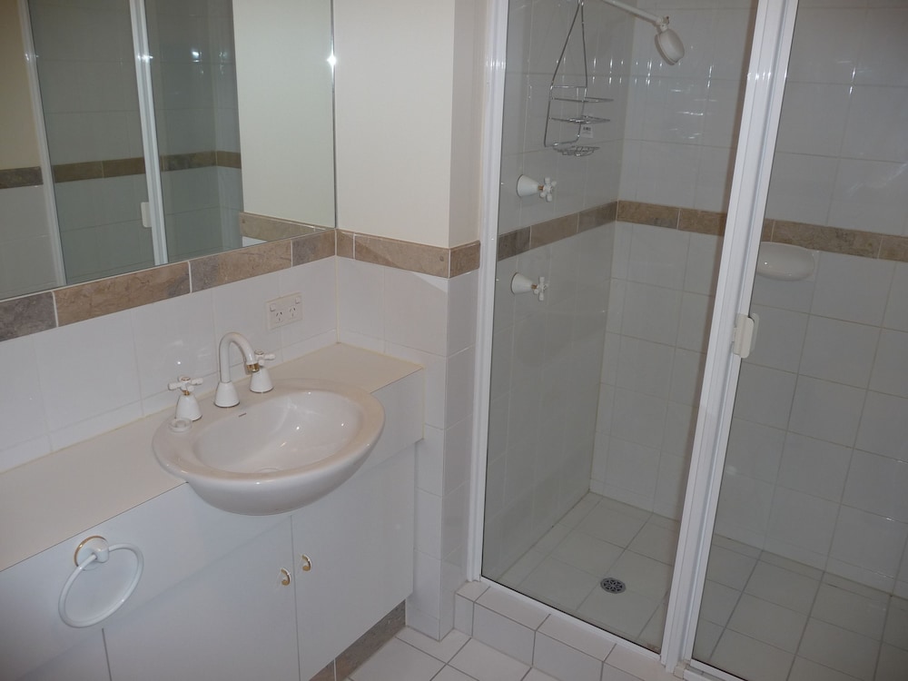 City Escape 3BD in Adelaides East End 5