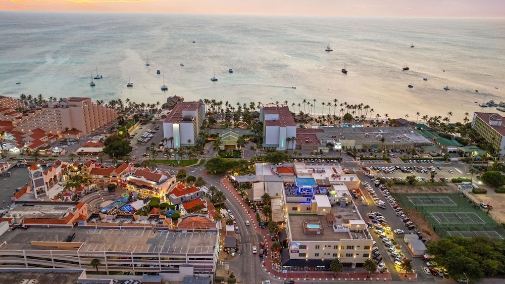 The Cove 106 in Palm Beach Aruba - Prime Location - Free Parking