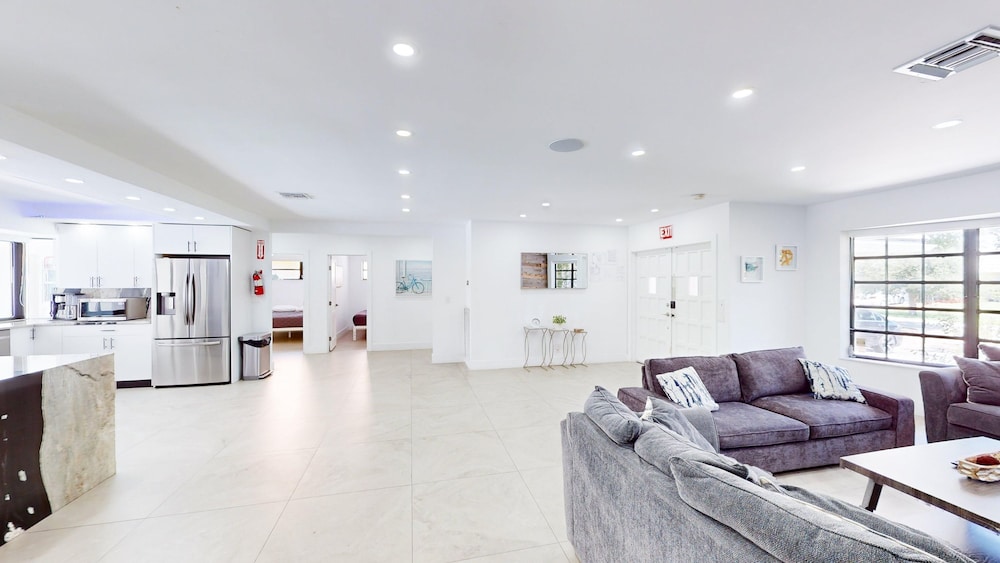 Villa Shapira 6BR Luxurious Designer Home With Heated Pool