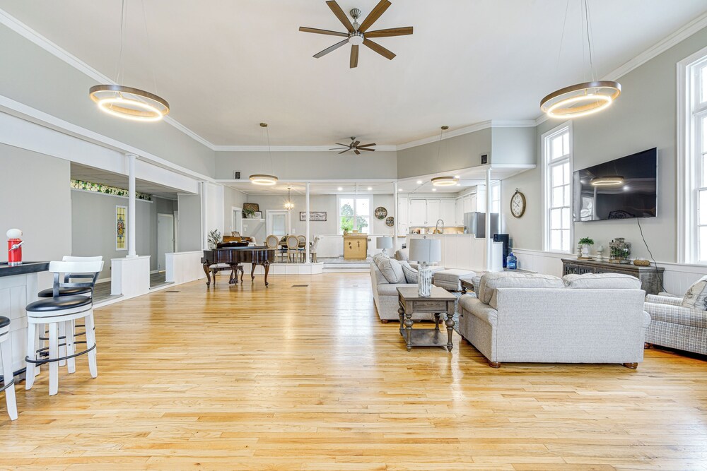 4 Mi to Lake: Unique Family Retreat in Akron Area