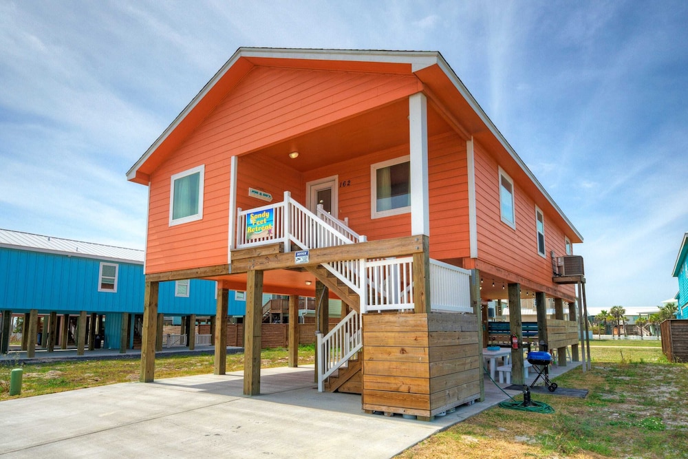 Port A Getaway Games, Grill, Close to Beach Sandy Feet Retreat by Avantstay