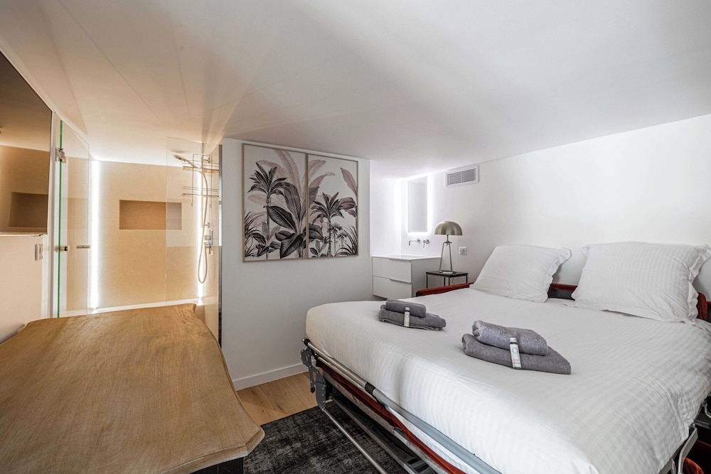 Luxury Renovated 4-room Apartment - rue Hoche - Bourgeois Building view 3