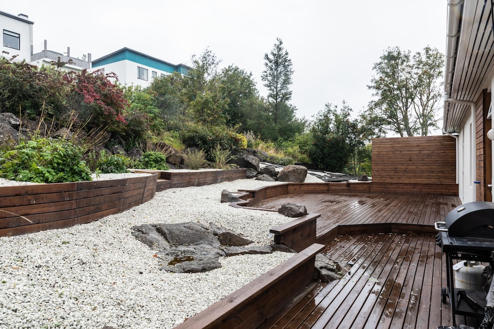 ICELAND SJF Villa , Hot tub & Outdoor Sauna Amazing Mountains View - 15 min to downtown