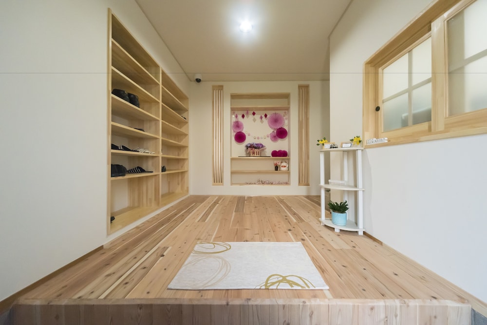 Kanazawa Higashiyama Cabin Hakobune