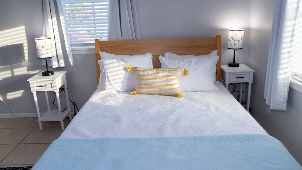 Fun Retro Island Vibe Sleeps 17 Beach 1 Block 4 Bedroom Home