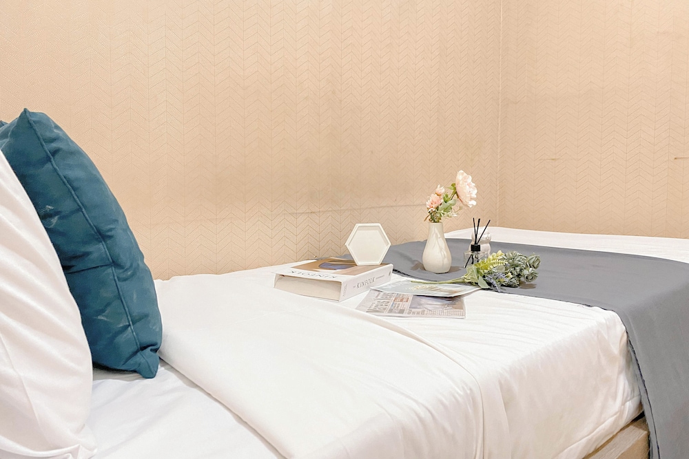 Tranquil And Homey 2Br At Apartment Green Pramuka City view 4