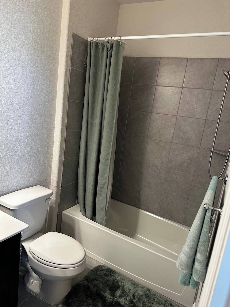 Spacious 2Br w/ Fireplace - Sleeps 4 - Bbq - Lake