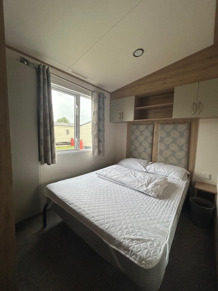 Familycaravan-seaview-garden-ensuite-nearbeach