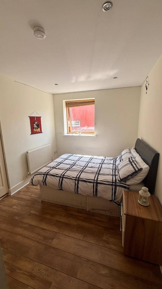 Central Dublin 2-bed Apartment -sleeps 5 & Parking