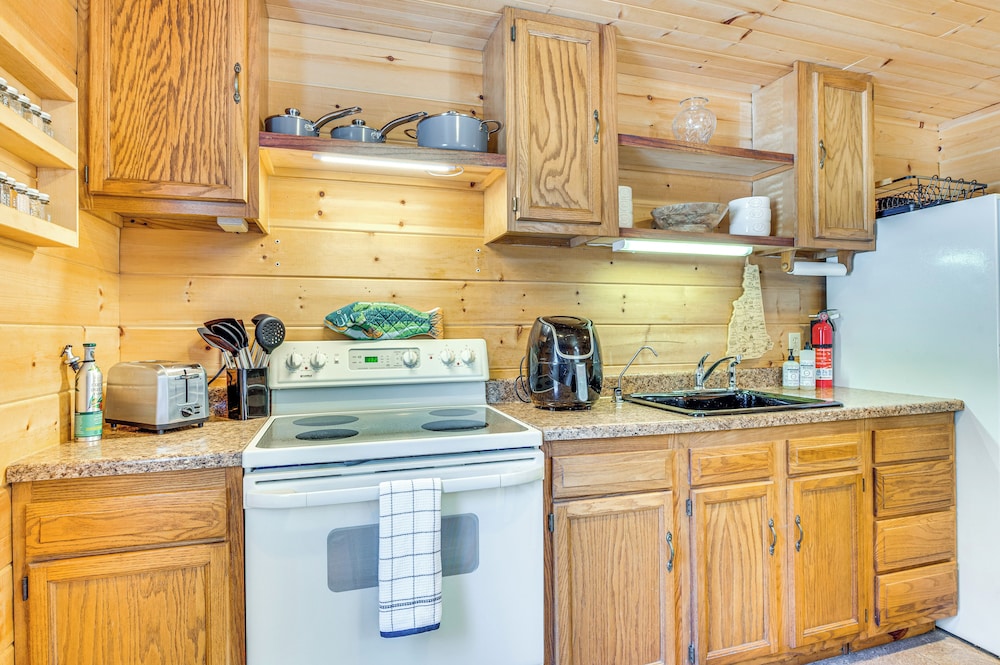 Hiking & Snowmobile Trails On-site: Alton Retreat!
