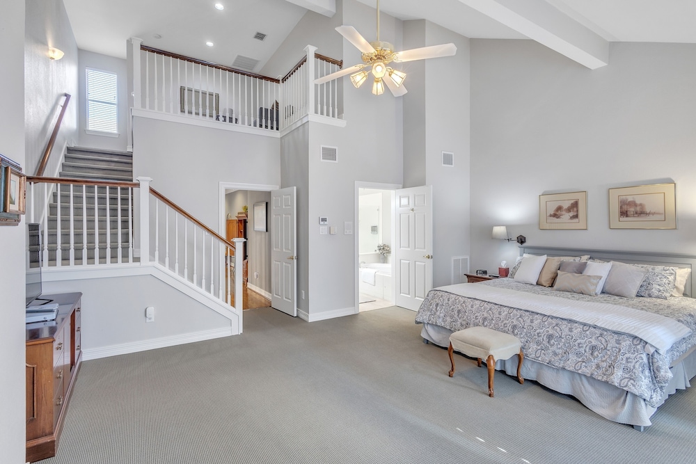 Spacious Urban Uptown Retreat 3 Bedroom Townhouse