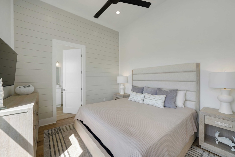 Sleeps 39 2 Luxe Homes w/ Free Golf Cart, Private Pool+spa 3 Blocks to Beach