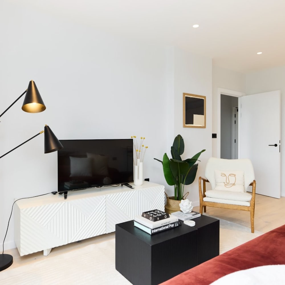 The Brondesbury Scenery - Bright 1bdr Flat With Balcony Parking