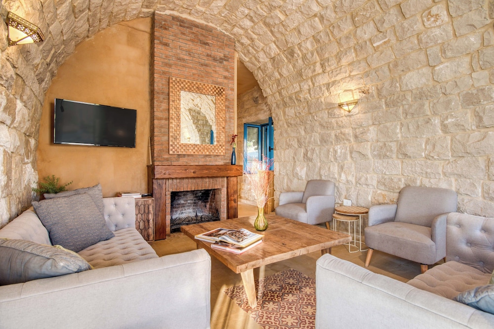Red Oak House With Garden & Terrace in Assia, Batroun