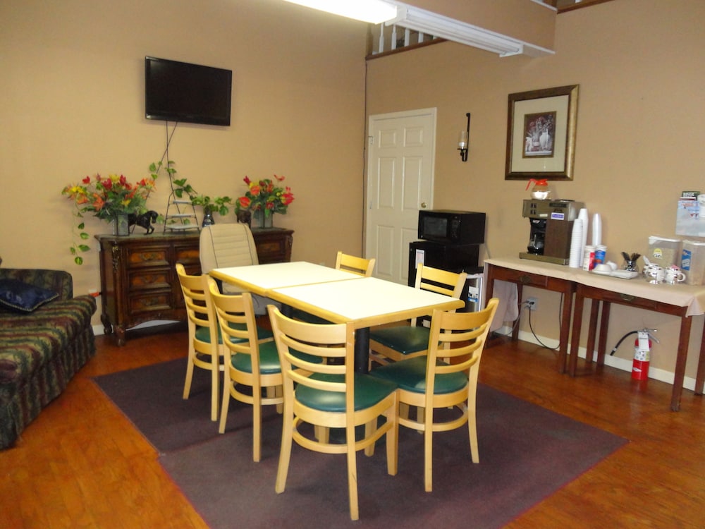 Royal Inn and Suites - Property Image 5