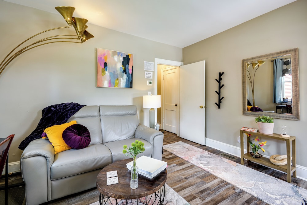 Walk Downtown: Inviting Apartment in Greensboro!