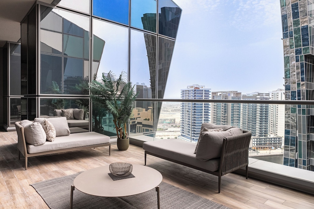 SIMPLY COMFORT Urban Chic Suites in J One Tower City & Canal Views