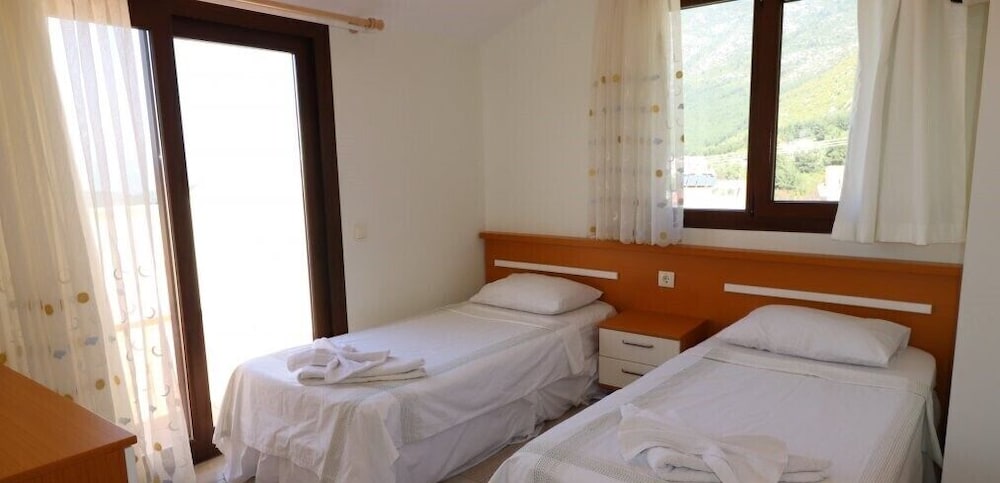 Villa MAS2 by JoyLettings view 5