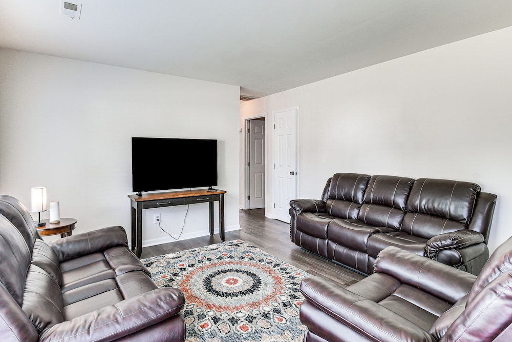3 Mi to Huntington Beach: Hampton Family Home!