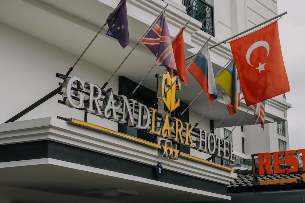 Grand Lark Otel - Image 19