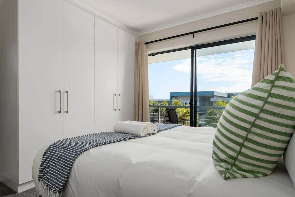 Modern 2 Bed Century City Apartment, Pool + Braai