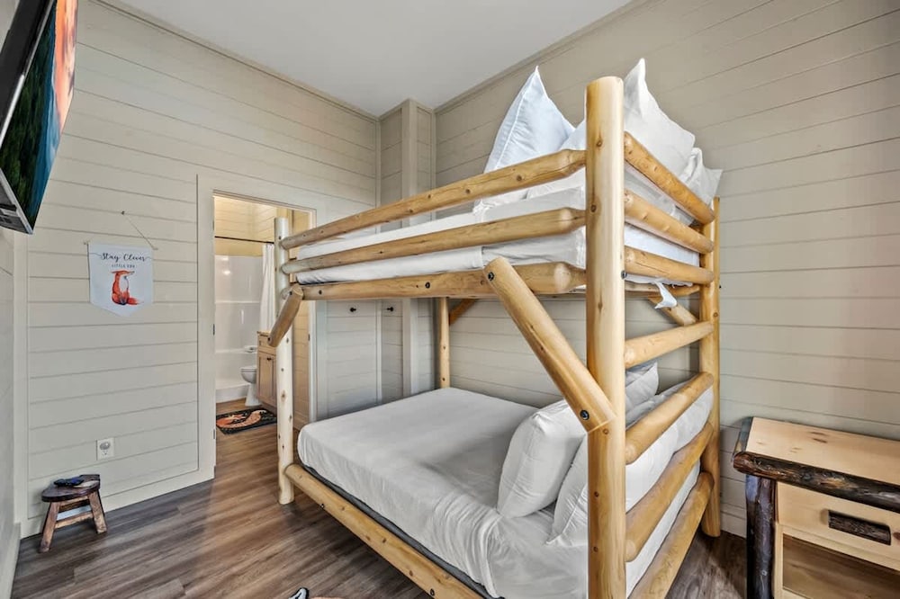 NEW Lake Cabin Sleeps 14 Indoor Pool Hot Tub