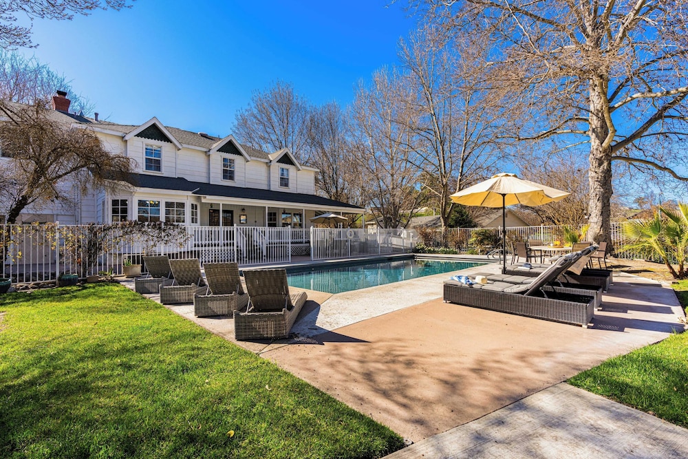 Victorian Manor In Paso Robles Wine Country + Pool, Hot Tub, Firepit, Tennis Court Sleeps 28