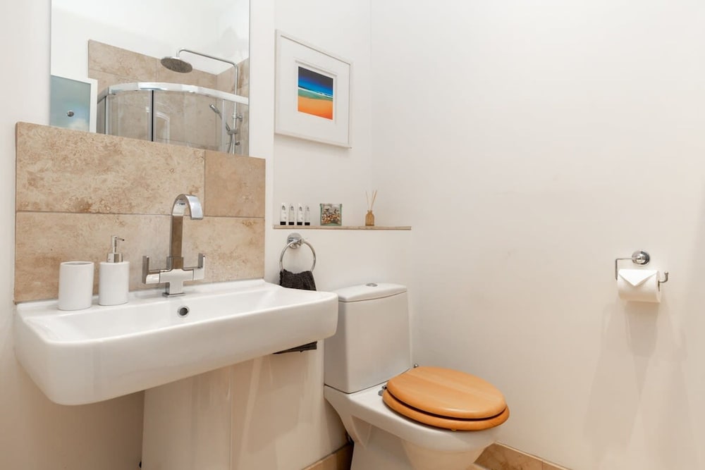 Light-filled Period Apartment - Central Bath