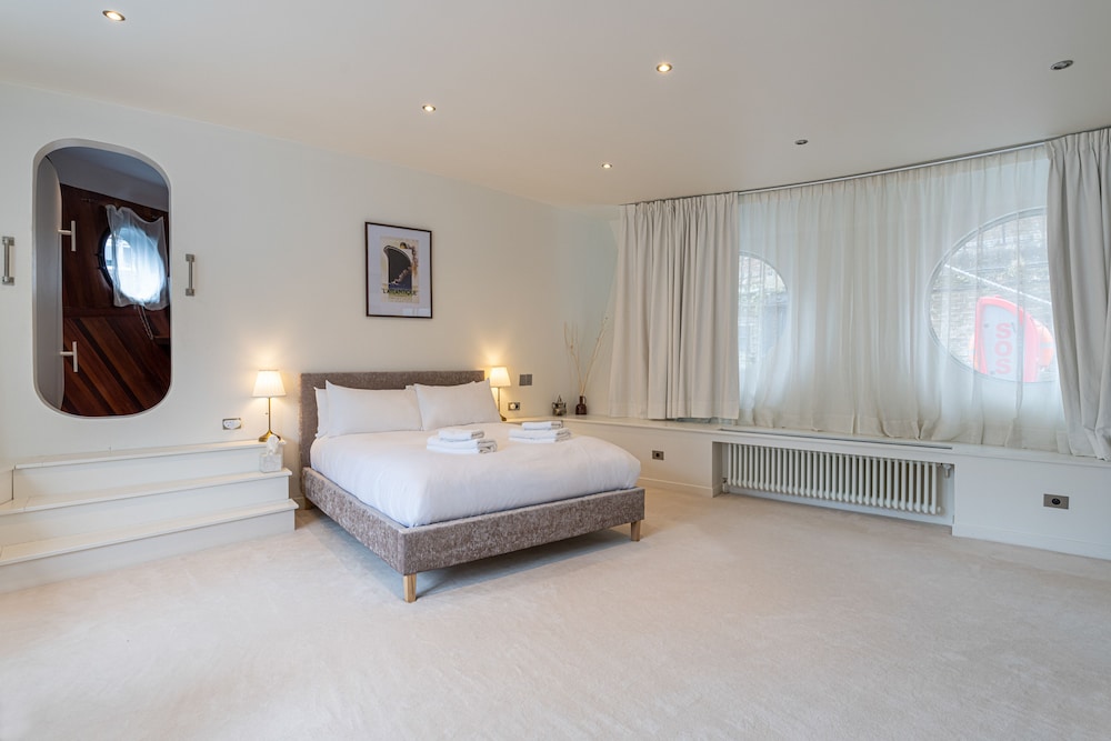 JOIVY Stunning 5-Bed Boathouse On The River Thames