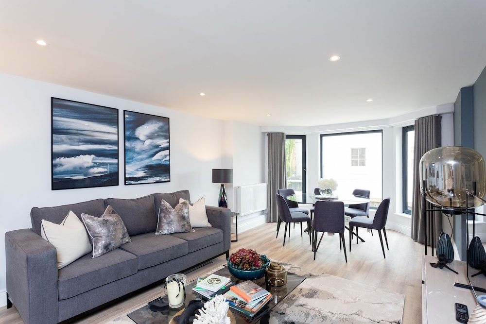 The Carlyle - Elegant Serviced Apartments