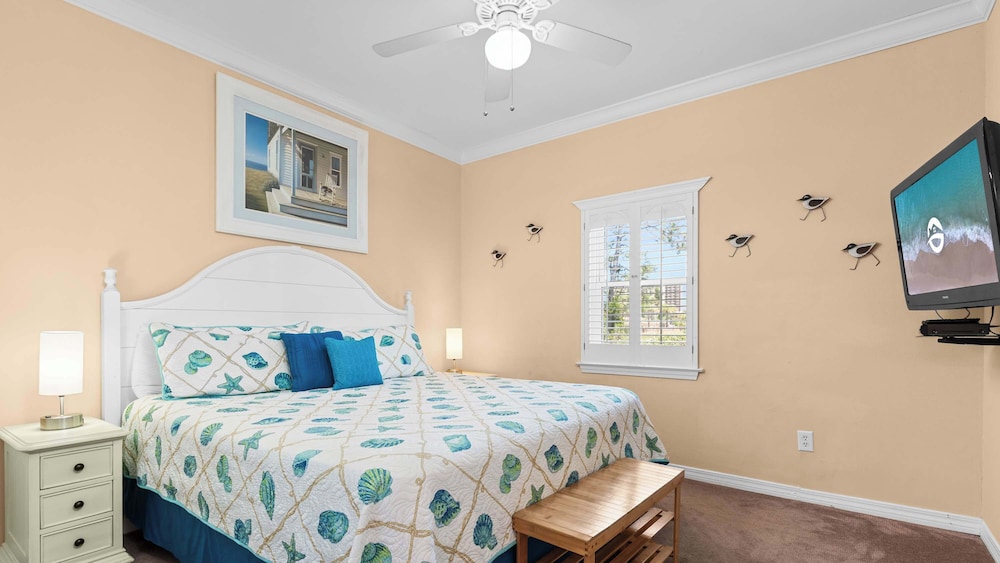 Cozy Family Home - Community Pool, Private Porch, 10-minute Walk to Beach