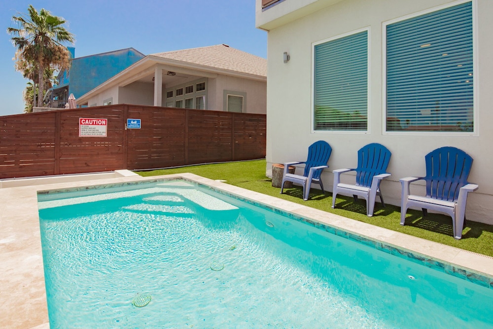 Waterfront Condo With Rooftop + Pool + Boat Slips