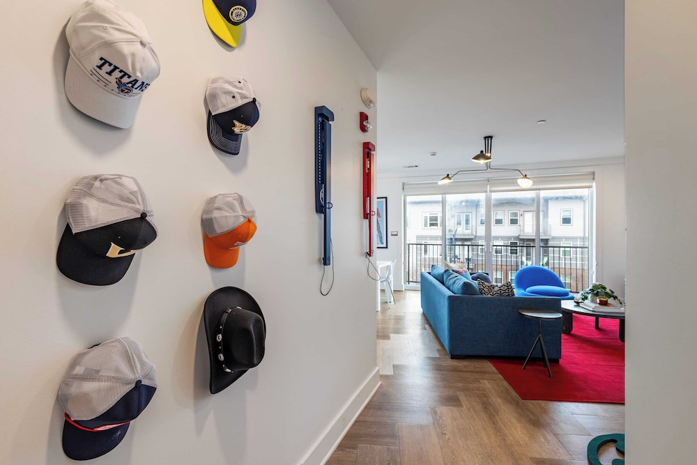 Dual Bachelor Pads w/ Rooftop Lounge & Games Sleeps 26 5 Min to Broadway