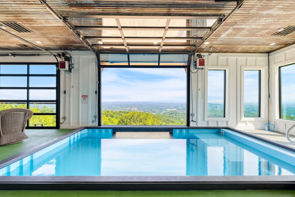 Bear Rug Inn Luxe Stays Pool Views Game Room